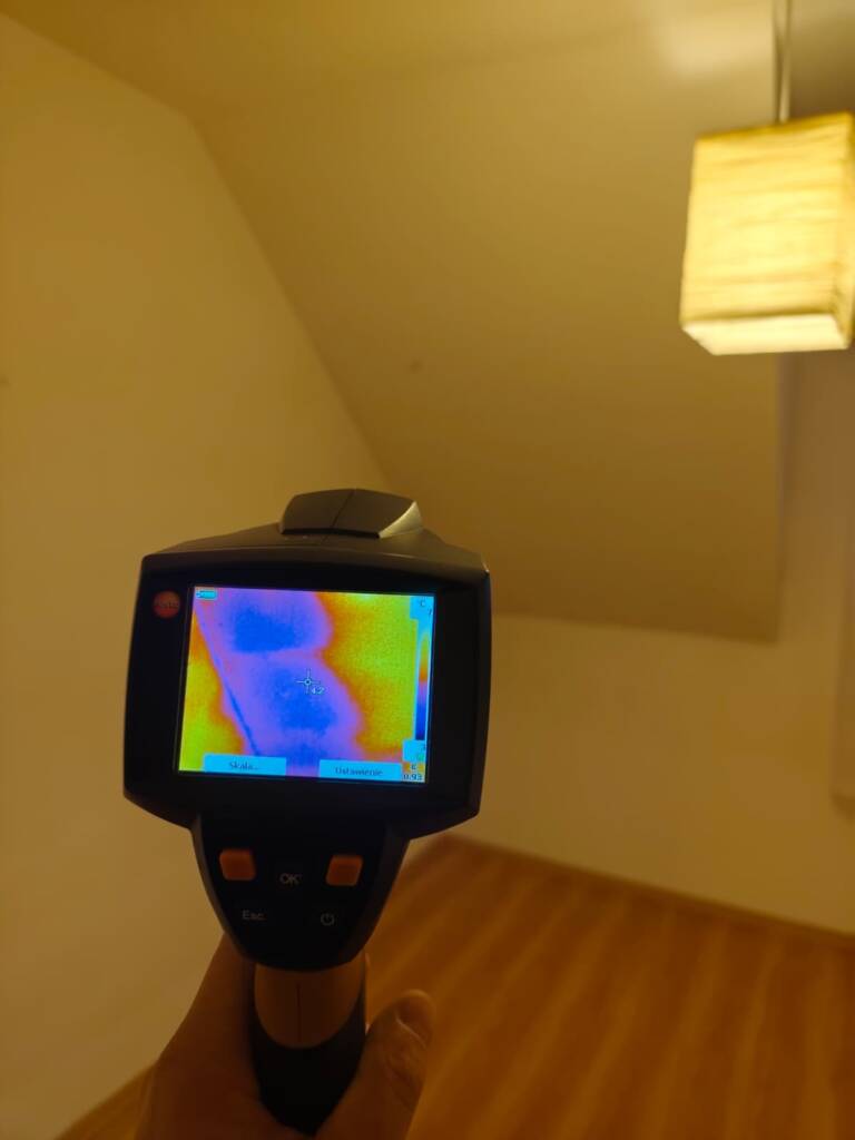 Termowizja skosu poddasza – nieregularna strefa wychłodzenia po uszkodzeniu izolacji przez kunę