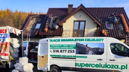 samochody firmowe superceluloza pod domem jednorodzinnym