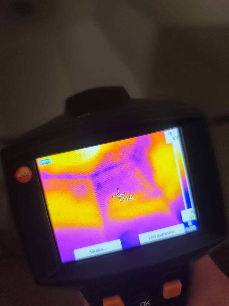 Obraz z kamery termowizyjnej pokazujący straty ciepła w miejscu aktywności kuny na poddaszu