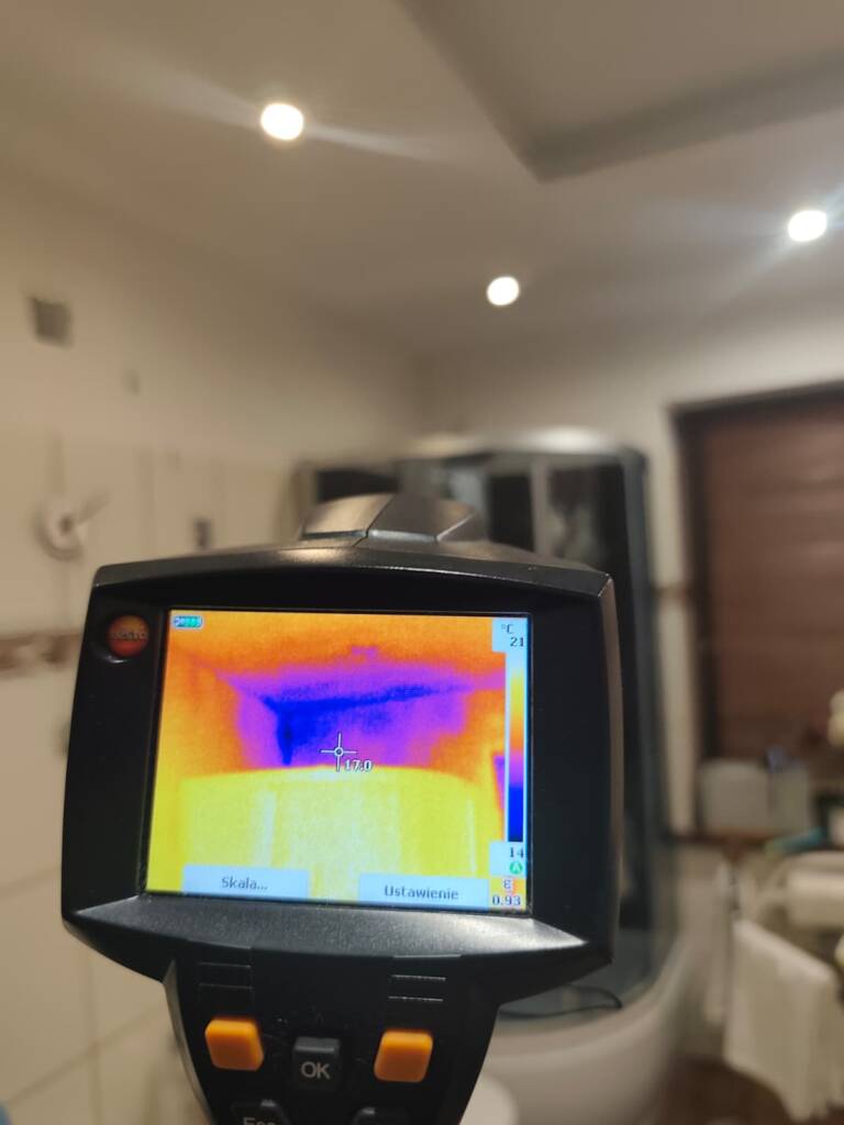 Kontrola izolacji dachu kamerą termowizyjną przed kompleksową naprawą po kunach