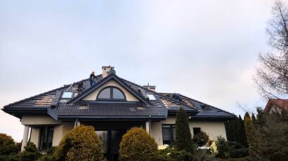 dach domu jednorodzinnego w trakcie naprawy izolacji po kunie