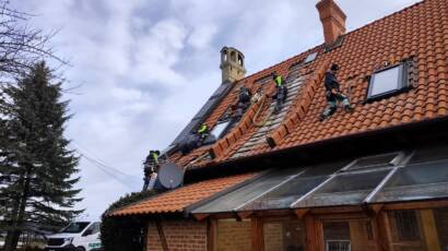 ekipa realizująca naprawę izolacji dachu