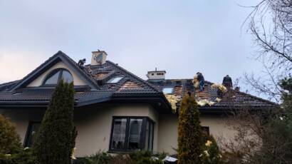 dom jednorodzinny w trakcie naprawy dachu po kunach